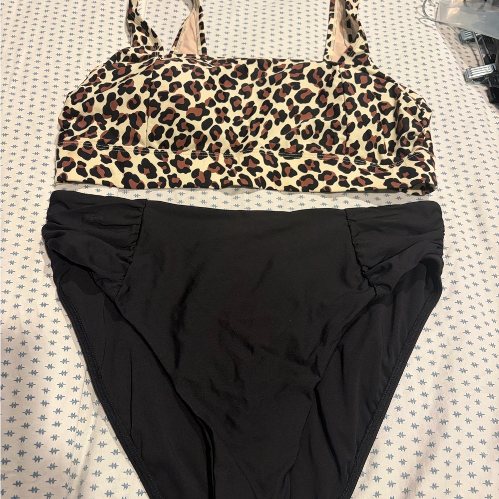 Set of 2 pieces -  Leopard Print Bikini Top and Black Bottoms new 20W -3x